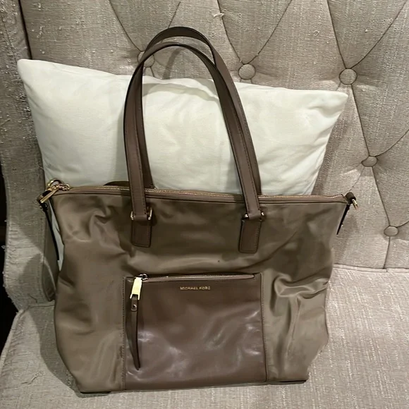 MICHAEL KORS bag large tan:khaki color so much room ! - Picture 2 of 12